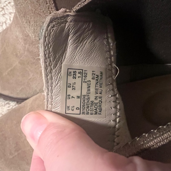 Clarks Women’s Suede Chelsea Ankle Boots Taupe Size 7 Comfort Low Heel Pull On - Picture 5 of 8